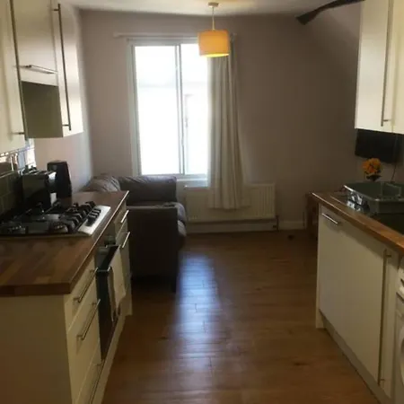 Modern 1 Bedroom In Central Apartment